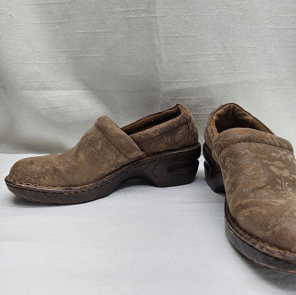 Born BOC Brown Embossed Floral Pattern Suede Clogs Women's Size 9 M/W - Picture 7 of 10